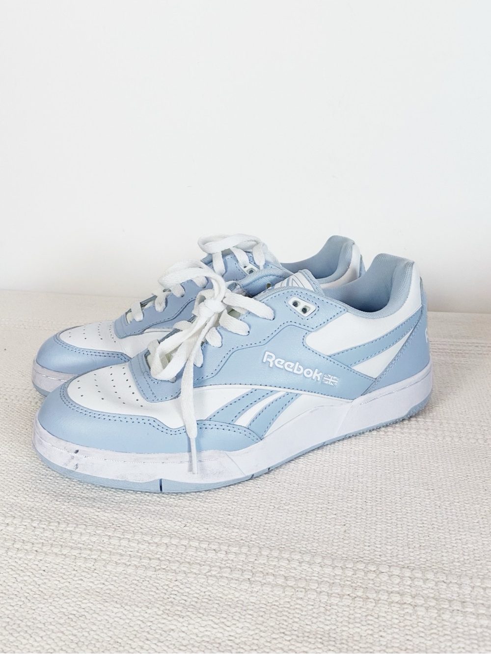 Reebok Classic Low Top Sneakers in Light Blue and White Leather Womens size 9